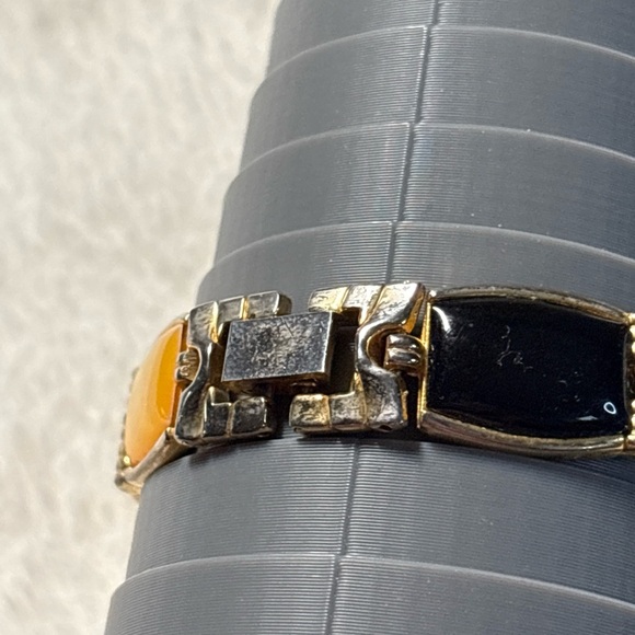 THE ORYX\'\' women quartz watch Runs great, new battery Size 6.75